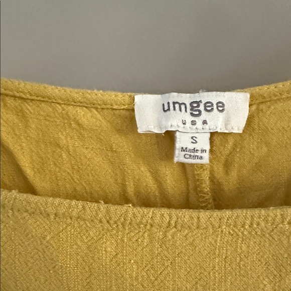 Umgee boatneck top featuring lace sleeves - Picture 2 of 4